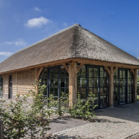 Chic outbuilding with office function