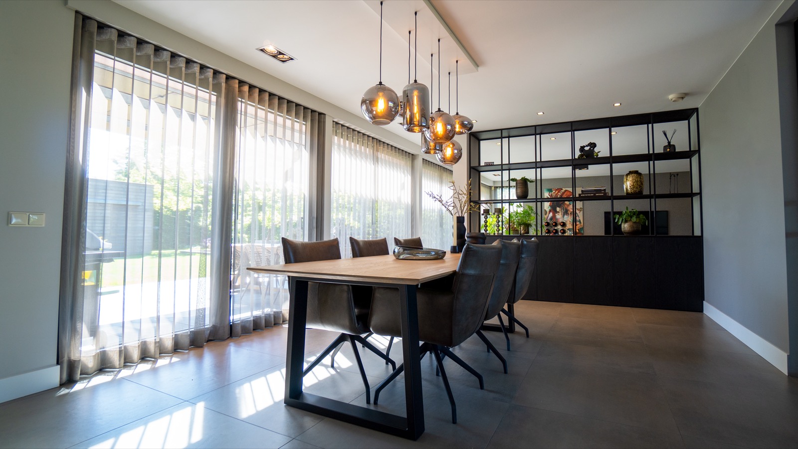 Luxe woonkamer met design meubelen ,Chair,Furniture,Indoors,Room,Dining Room,Dining Table,Table,Housing,Interior Design,Lobby, Luxury, Design, Exclusive, Modern, Custom Made, Special, Beautiful