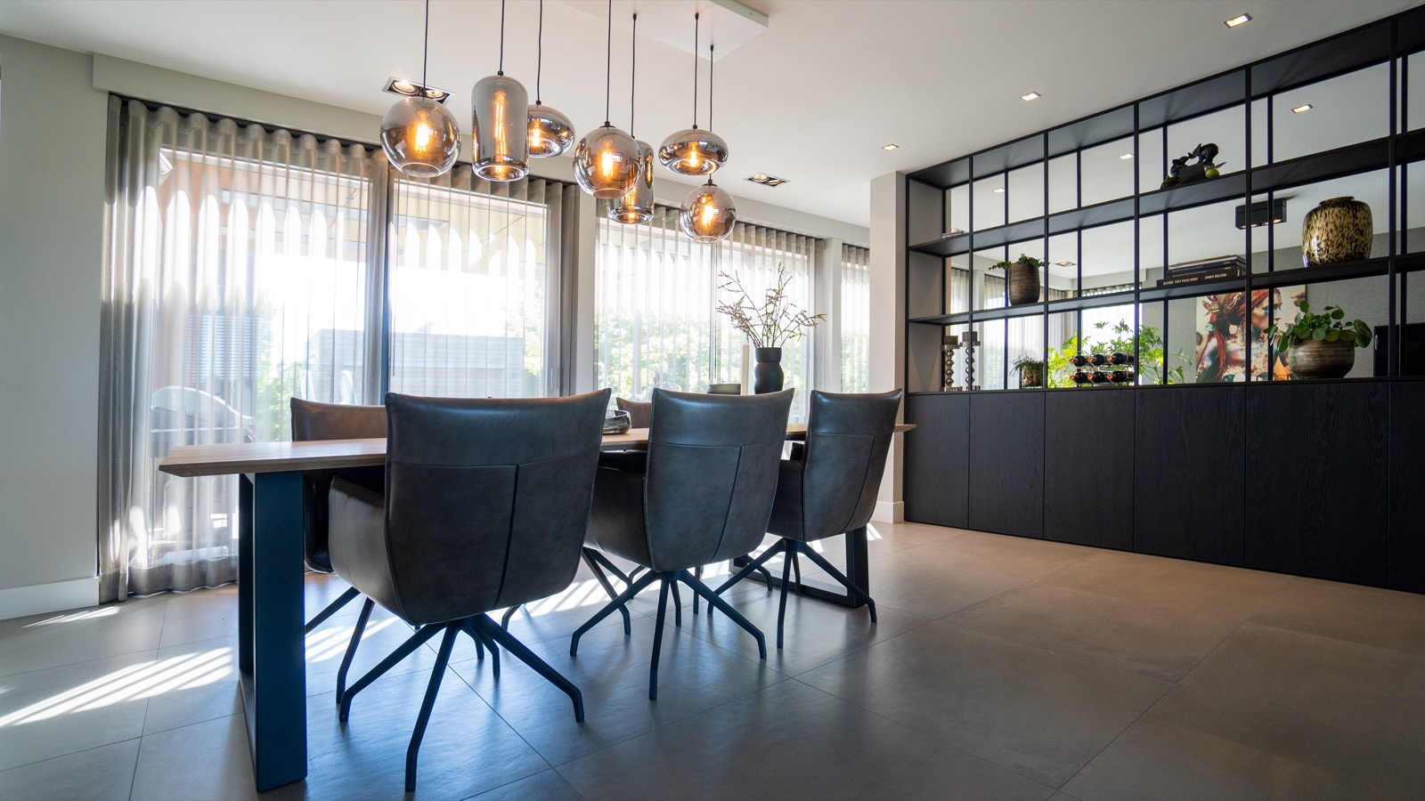 Luxe woonkamer met design meubelen ,Chair,Furniture,Room,Indoors,Meeting Room,Interior Design,Dining Room,Lobby,Housing,Building, Luxury, Design, Exclusive, Modern, Custom Made, Special, Beautiful