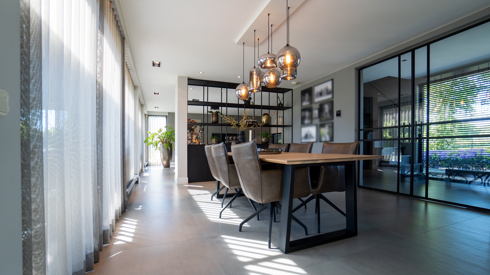 Luxe woonkamer met design meubelen ,Chair,Furniture,Indoors,Room,Interior Design,Housing,Building,Dining Room,Lobby,Table, Luxury, Design, Exclusive, Modern, Custom Made, Special, Beautiful