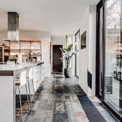 Stoere bungalow rondom patio, Amsterdam