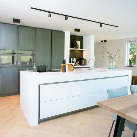Stijlvolle moderne leefkeuken met design wijnklimaatkast