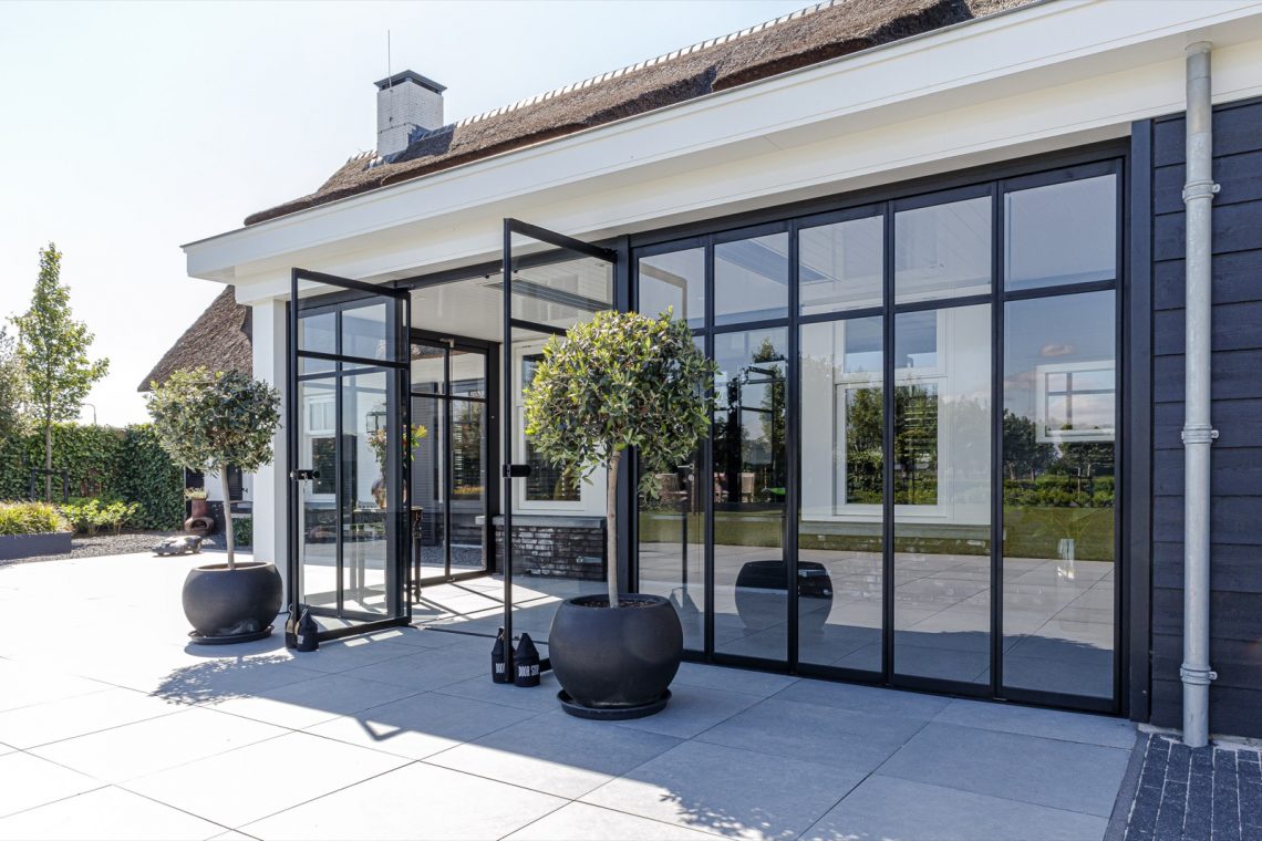 Steel-ART: smaakvolle steellook glazen wandsystemen van Metalura