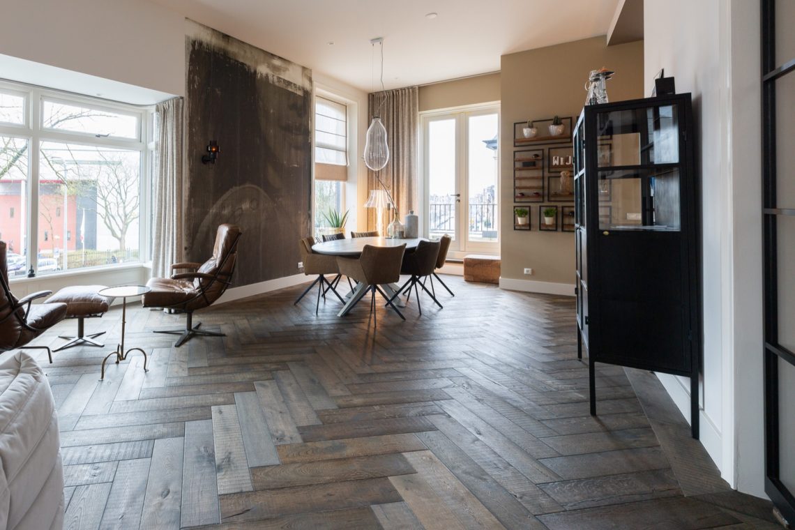 Oak flooring, a herringbone pattern or just straight?