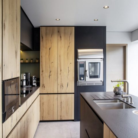 Totaalrenovatie tot een warm, industriëel interieur