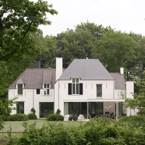 Classic white villa Oostkamp