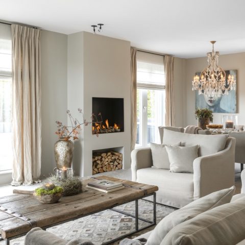 Living room inspiration, beautiful fireplace with wood storage, light grey sitting area, robust wooden side table with steel legs,Meubilair, Binnen, Open haard, Tafel, Haard, Kussen, Woonkamer, Kamer, Woondecoratie, Tapijt, Luxe, Design, Exclusief, Modern, Maatwerk, Bijzondere, Mooie