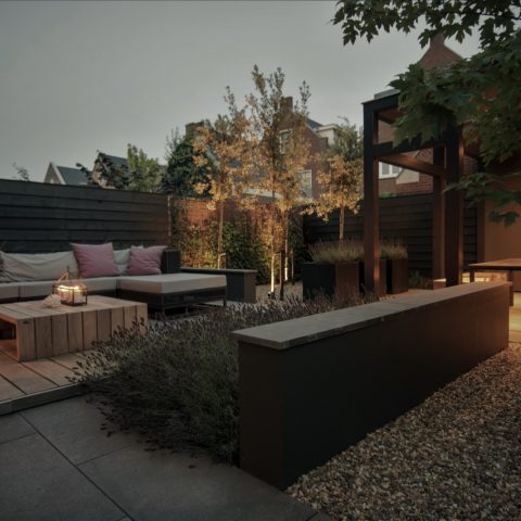 Sfeervolle leeftuin met veranda in Loenen aan de Vecht