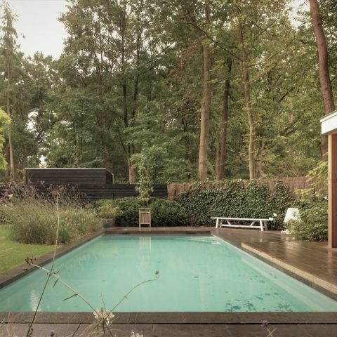 Wellnesstuin met zwembad tussen het groen in Zeist