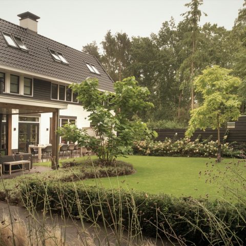 Wellnesstuin met zwembad tussen het groen in Zeist