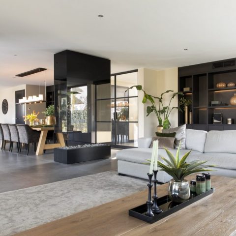 Complete inrichting met donker gebeitst interieur