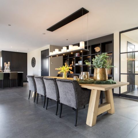 Complete inrichting met donker gebeitst interieur