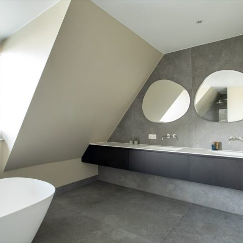 Complete inrichting met donker gebeitst interieur