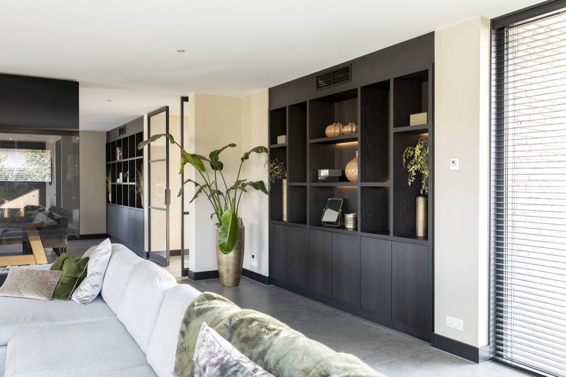 Complete inrichting met donker gebeitst interieur