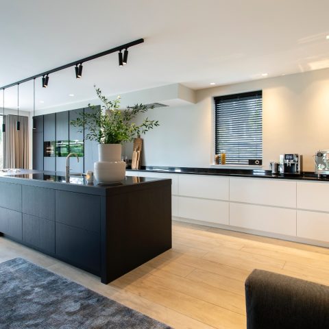 Luxe uitstraling in eikenfineer en spuitwerk