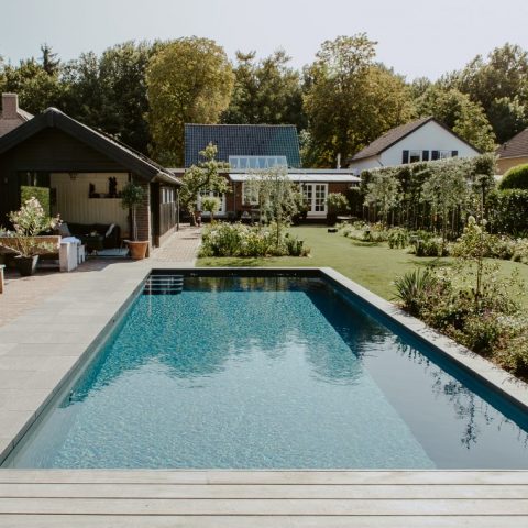 Sleek low-chlorine pool