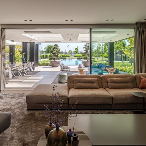 Moderne villa aan het water
