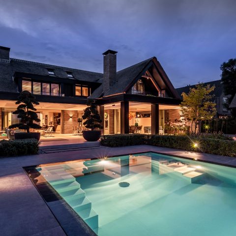 Moderne villa aan het water
