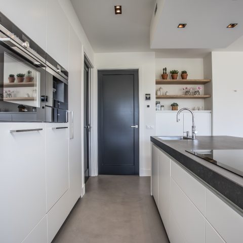Strak en modern in deze maatwerk keuken
