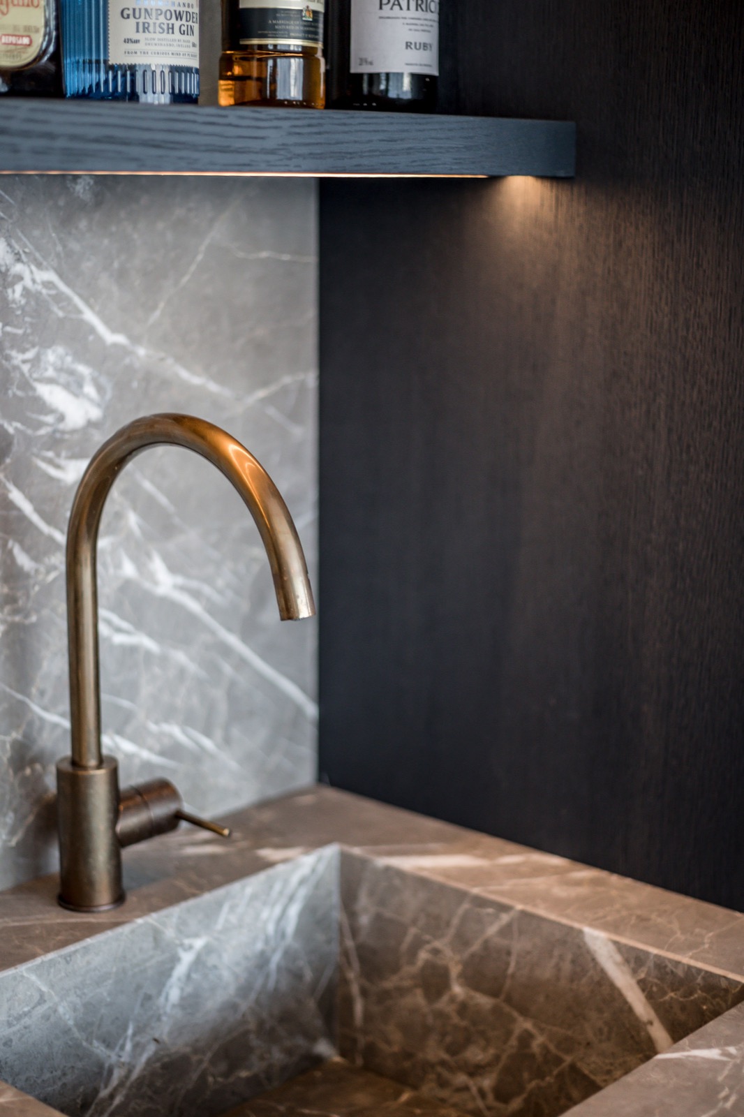 Moderne grijs marmeren keukenblad en achterwand, gouden matte kraan, zwart houten keuken, Luxury, Design, Exclusive, Modern, Custom Made, Special, Beautiful