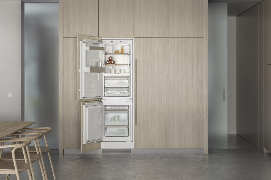 Betonvloer, eikenhouten keuken, prachtige open grote koelkast, eikenhouten eettafel, eikenhouten eetstoelen, Luxury, Design, Exclusive, Modern, Custom Made, Special, Beautiful