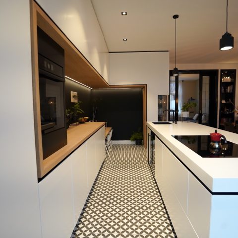 All White keuken met kinderhoek