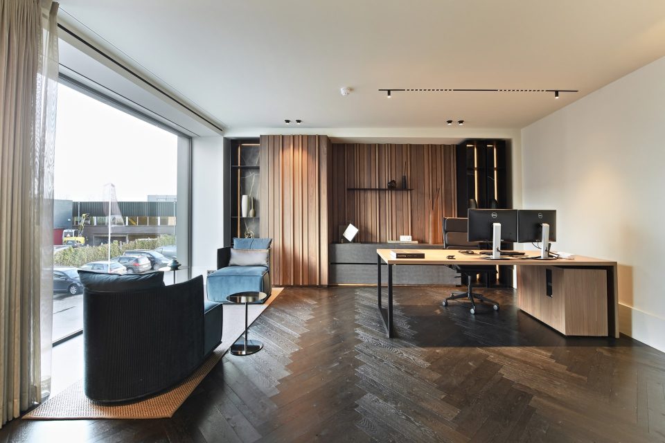 Werkkamer inspiratie, werkkamer, studeerkamer inrichting, werkkamer thuis, inrichten werkkamer, luxe werkkamer, moderne werkkamer,Housing,Building,Flooring,Furniture,Indoors,Table,Interior Design,Living Room,Wood,Lobby, Luxury, Design, Exclusive, Modern, Custom Made, Special, Beautiful