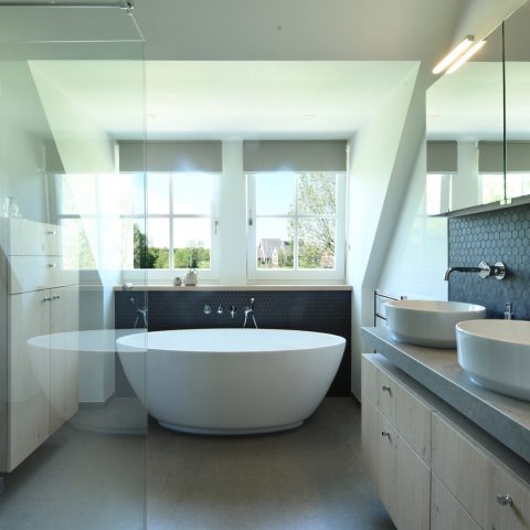 Witte villa met vrijstaand bijgebouw