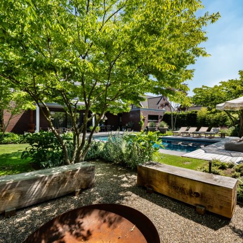 Luxe tuin met zwembad