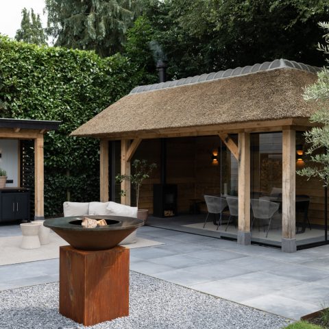 Luxe rietgedekte Bronkhorst tuinkamer