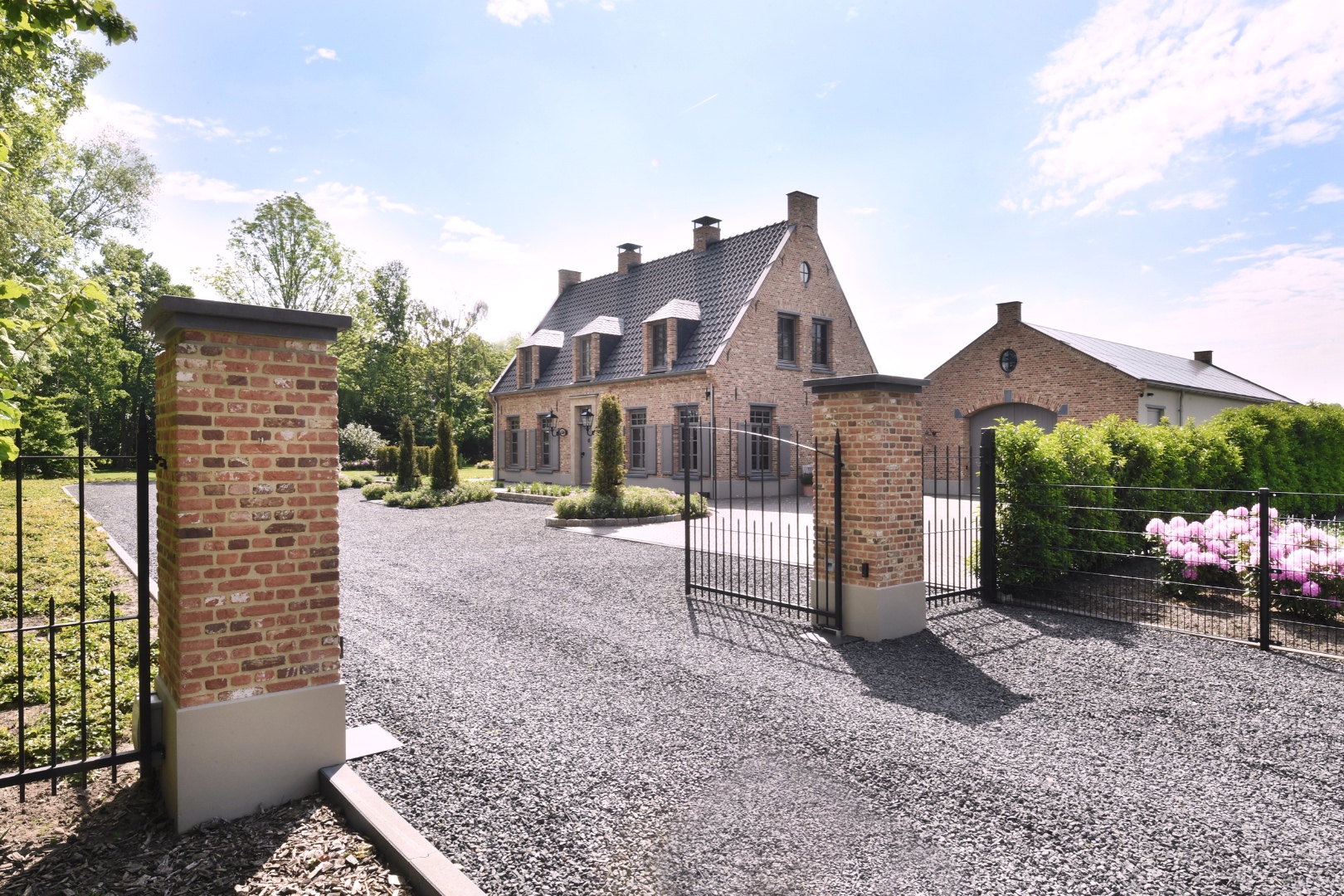 Luxe gevel van moderne luxueuze villa  ,Huisvesting, Gebouw, Grind, Weg, Huis, Pad, Villa, Loopbrug, Poort, Herenhuis, Luxe, Design, Exclusief, Modern, Maatwerk, Bijzondere, Mooie