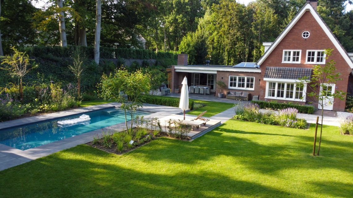 Luxe meubelen in royale tuin ,Gras, Plant, Tuin, Buitenshuis, Natuur, Huisvesting, Gebouw, Achtertuin, Cottage, Gazon, Luxe, Design, Exclusief, Modern, Maatwerk, Bijzondere, Mooie