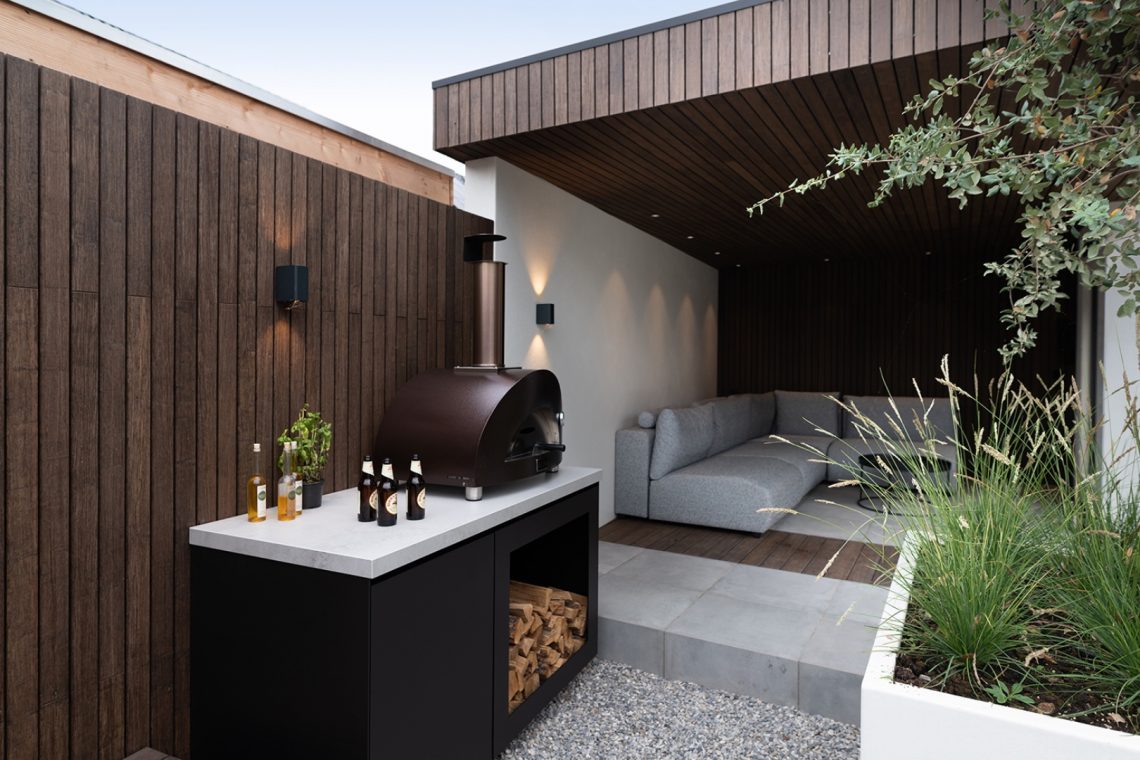 Luxe meubelen in royale tuin ,Terras, Bank, Binnen, Interieur ontwerp, Huisvesting, Gebouw, Patio, Open haard, Beton, Tuin, Luxe, Design, Exclusief, Modern, Maatwerk, Bijzondere, Mooie