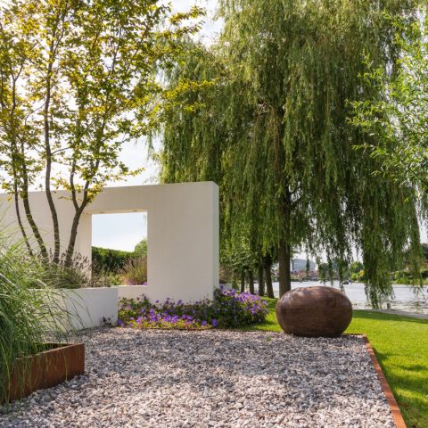Moderne tuin aan het water