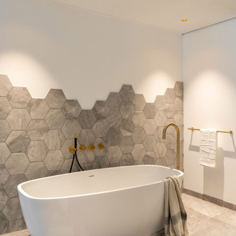Luxueuze badkamer met goudtinten