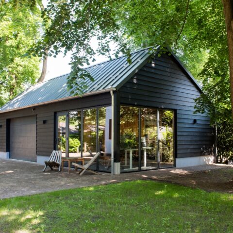 Tuinkantoor met een garage/ schuur