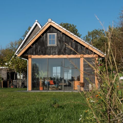 Royaal tuinhuis in landelijke tuin