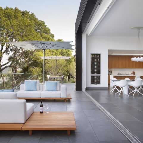 Terras met design parasol