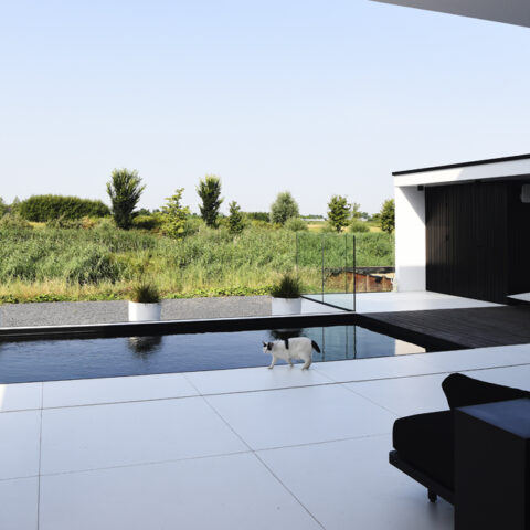 Minimalistische villa in zwart/wit