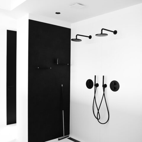 Minimalistische villa in zwart/wit