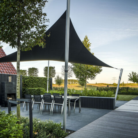 Hedendaagse tuin met afwisseling