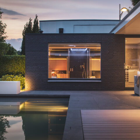 Strakke tuin met zwembad
