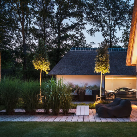 Luxe tuin met zwembad