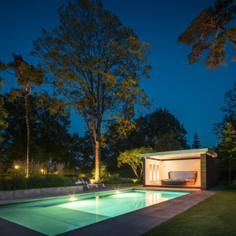 Luxe tuin met zwembad
