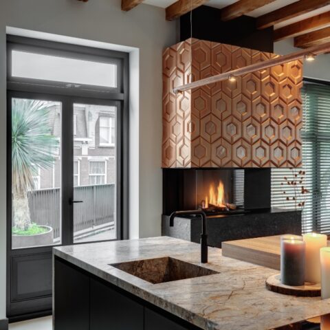 Moderne openhaard met hexagon tegels