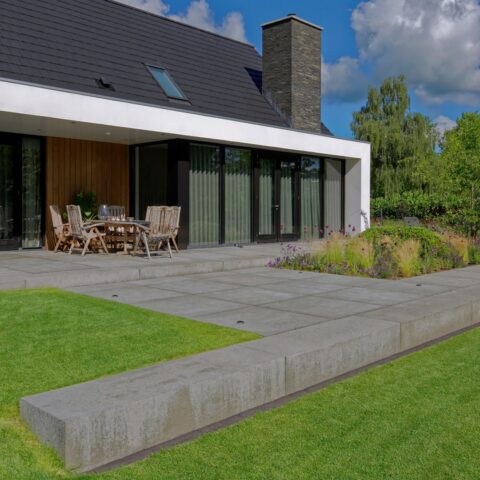 Landelijke tuin aan het water