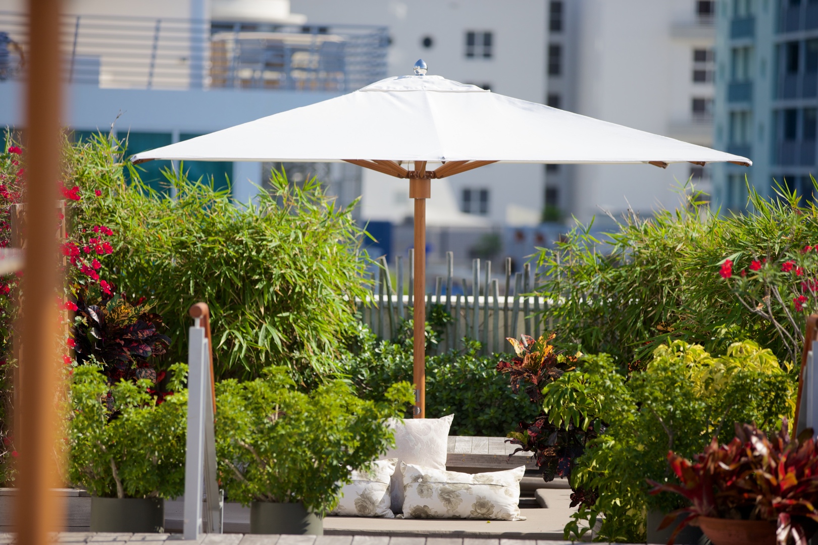 Luxe meubelen in royale tuin ,Patio Paraplu, Luifel, Tent, Buitenshuis, Paraplu, Patio, Meubilair, Buurt, Tuin, Luxe, Design, Exclusief, Modern, Maatwerk, Bijzondere, Mooie