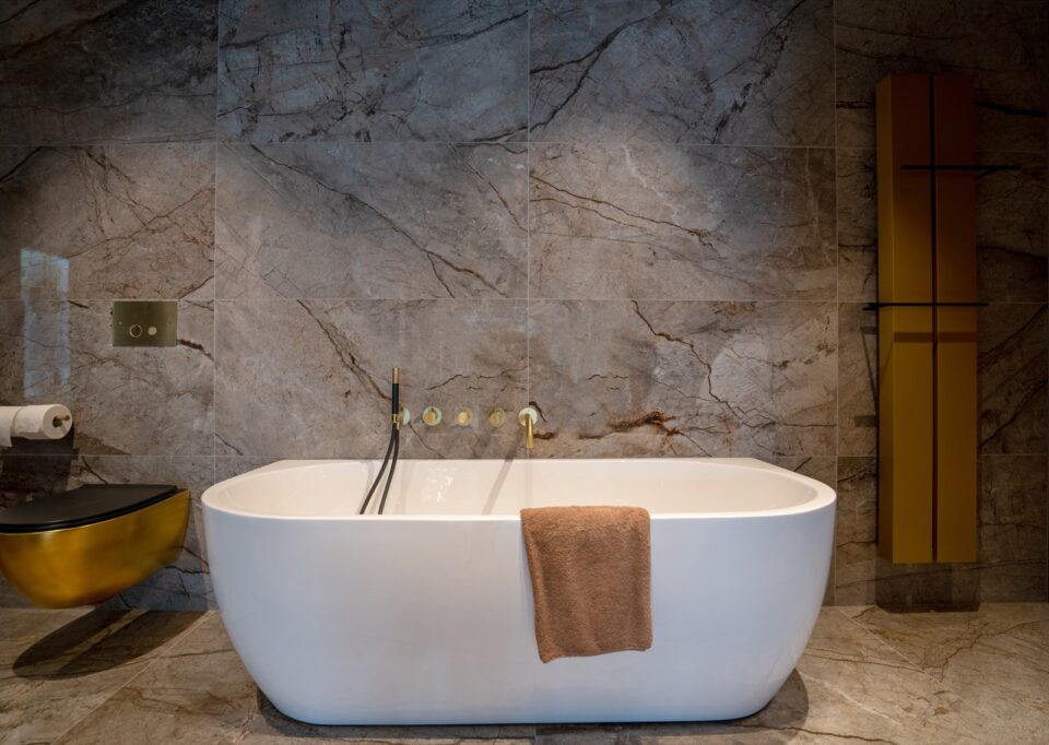 Luxe badkamer met design meubelen