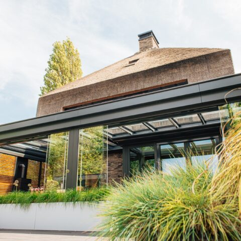 Tuinkamer glas met zonwering en fraaie details