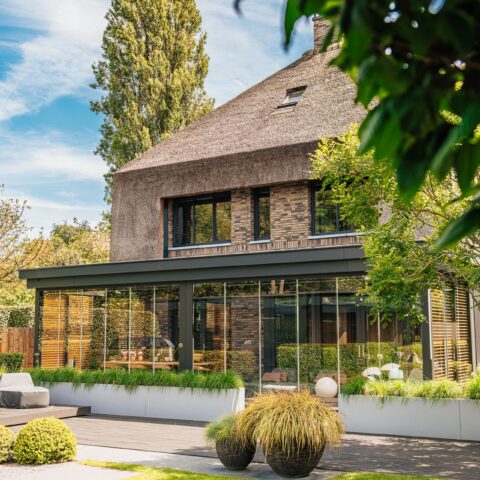 Tuinkamer glas met zonwering en fraaie details